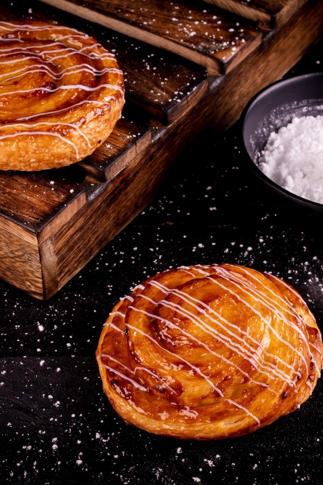 Булочки на столе с сахарной пудрой