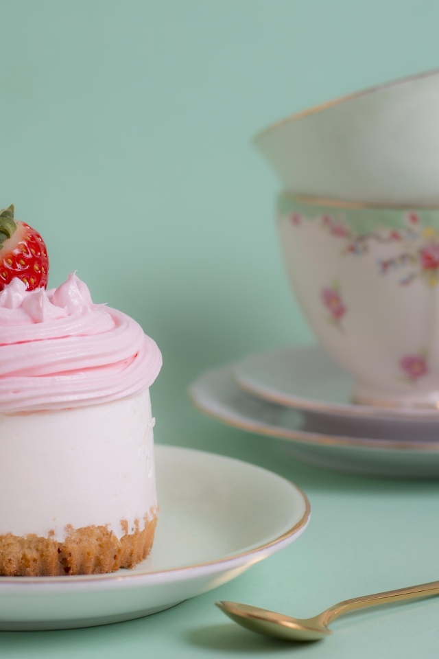 Пирожное на столе с красивыми чашками