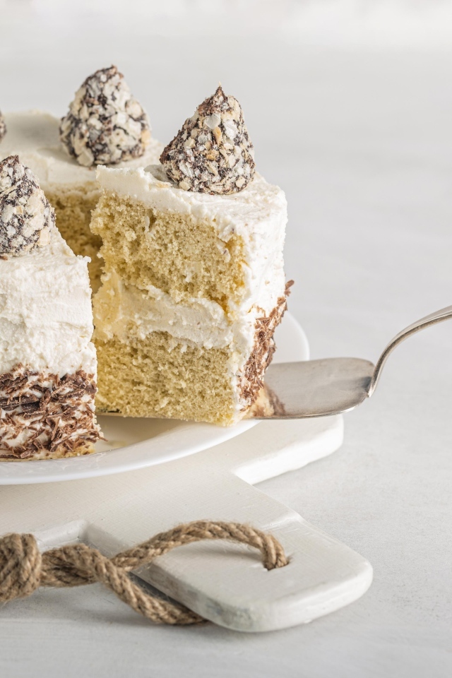 Торт с шоколадными трюфелями на столе