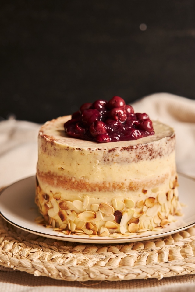 Торт с кремом и вишней