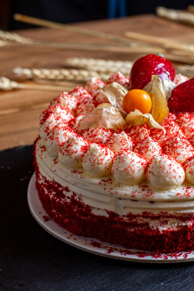 Торт со взбитыми сливками и ягодами клубники