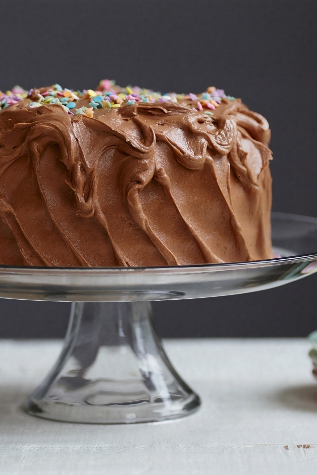 Шоколадный торт с разноцветной посыпкой