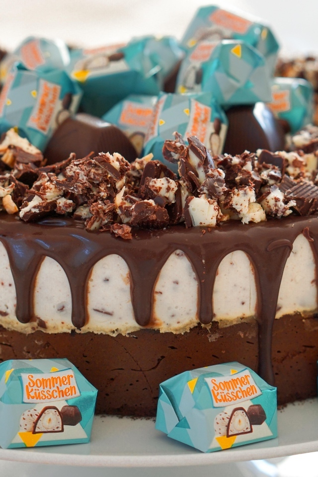 Шоколадный торт с вкусными конфетами