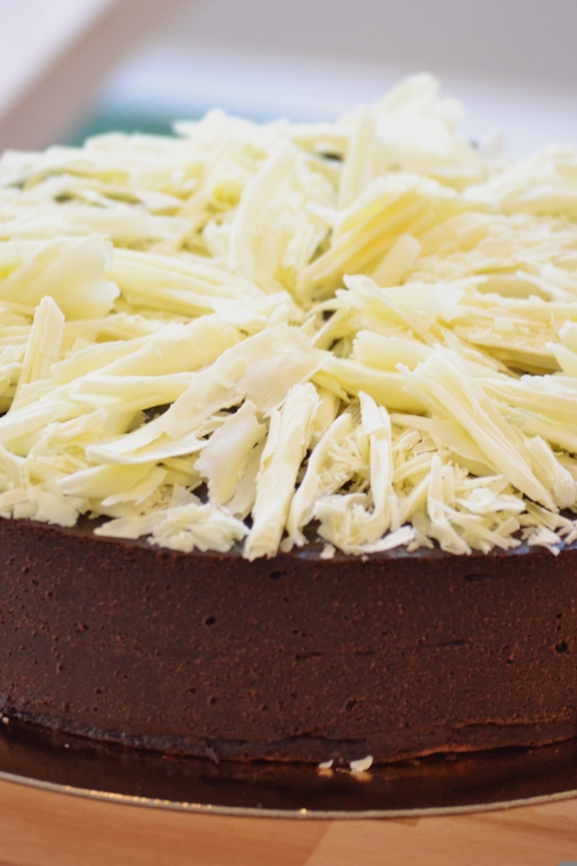 Шоколадный торт с тертой белой стружкой