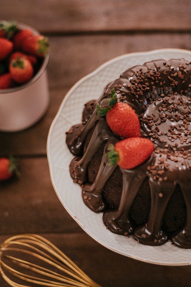 Шоколадный кекс в глазури с ягодами клубники