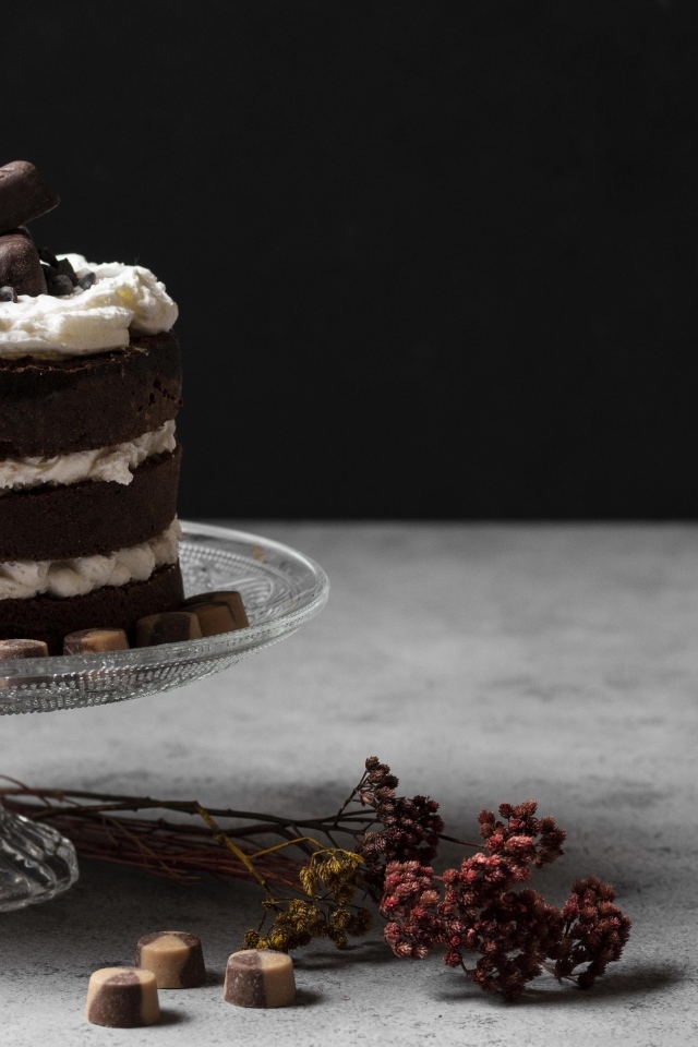 Шоколадный торт с белым кремом и конфетами