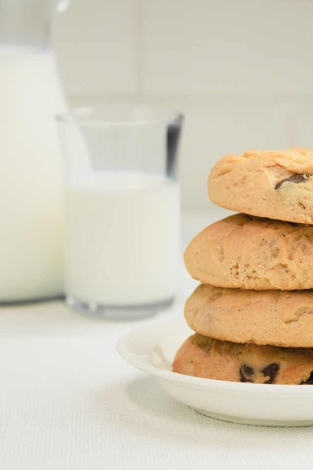 Печенье с шоколадной крошкой на столе с молоком