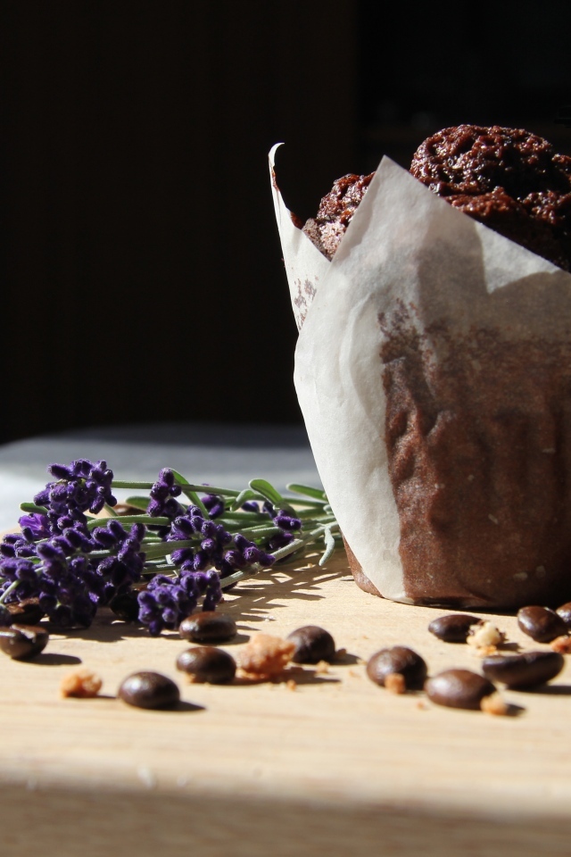 Шоколадный кекс на столе с кофейными зернами и веткой лаванды