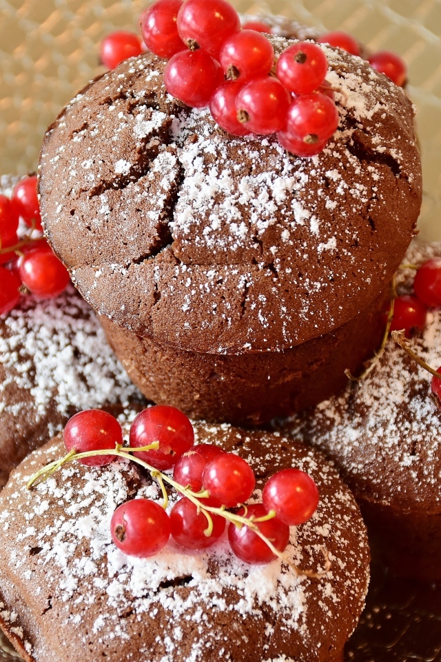 Шоколадные кексы с красной смородиной