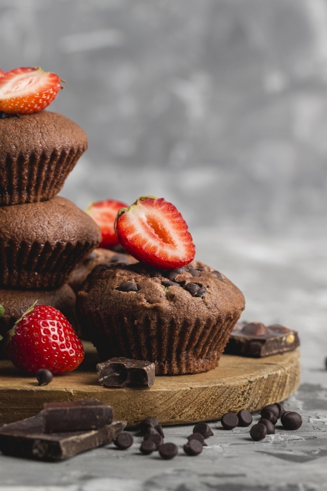 Шоколадные кексы с красной клубникой