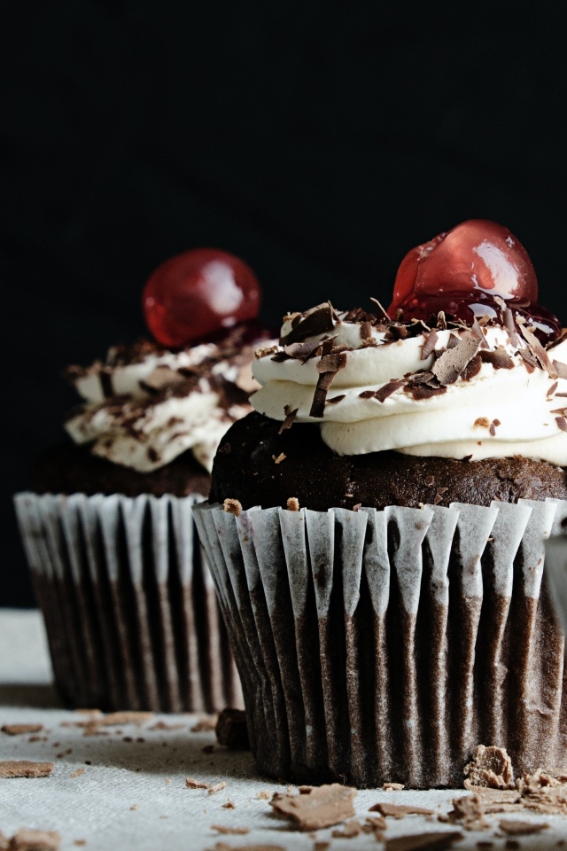 Шоколадные кексы со взбитыми сливками и ягодами вишни