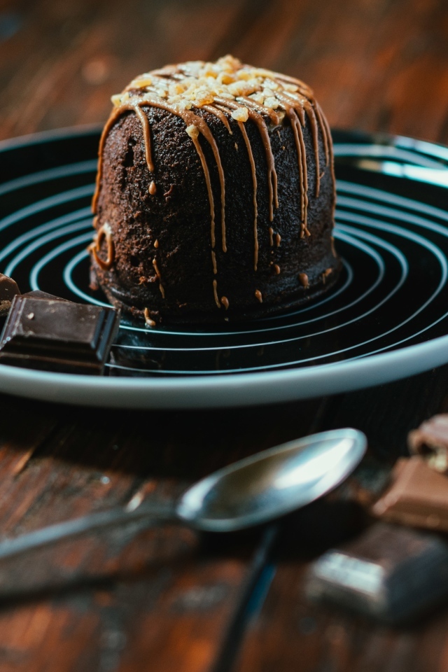 Шоколадный десерт на большой тарелке 