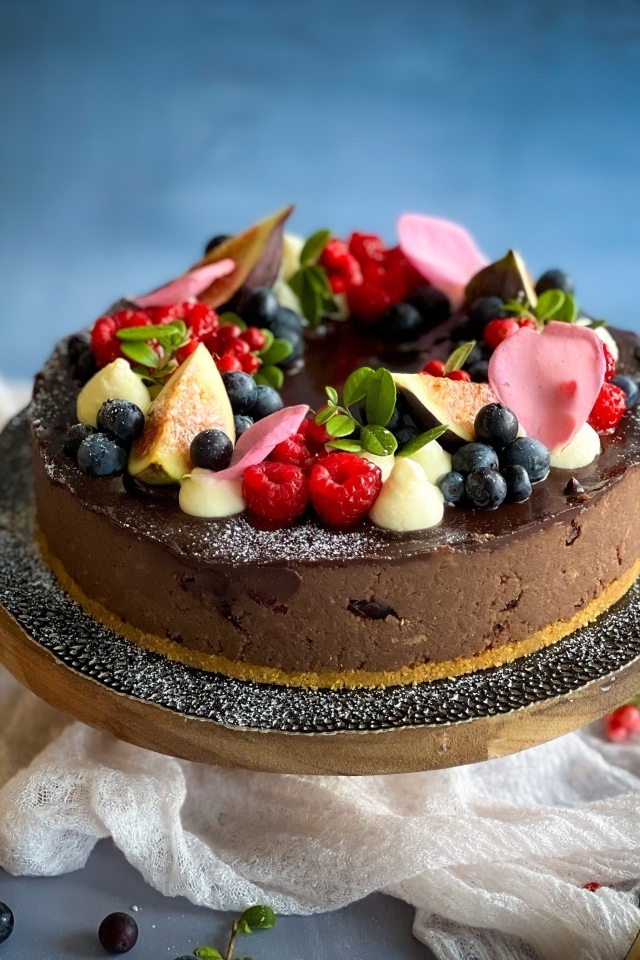 Шоколадный десерт с ягодами