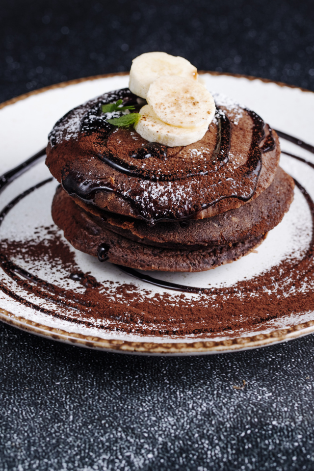 Шоколадные панкейки с кусочками банана