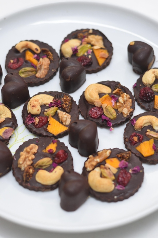 Шоколадные конфеты с орехами на тарелке