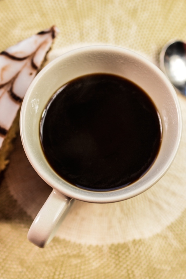 Кофе с куском торта на столе