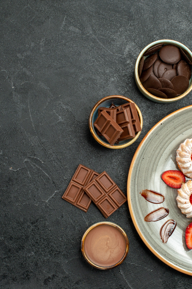 Печенье на столе с шоколадом и ягодами клубники