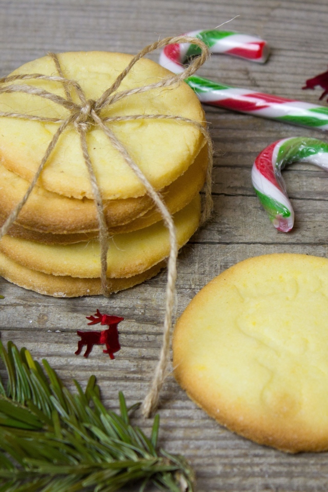 Печенье с конфетами на деревянном столе к Рождеству