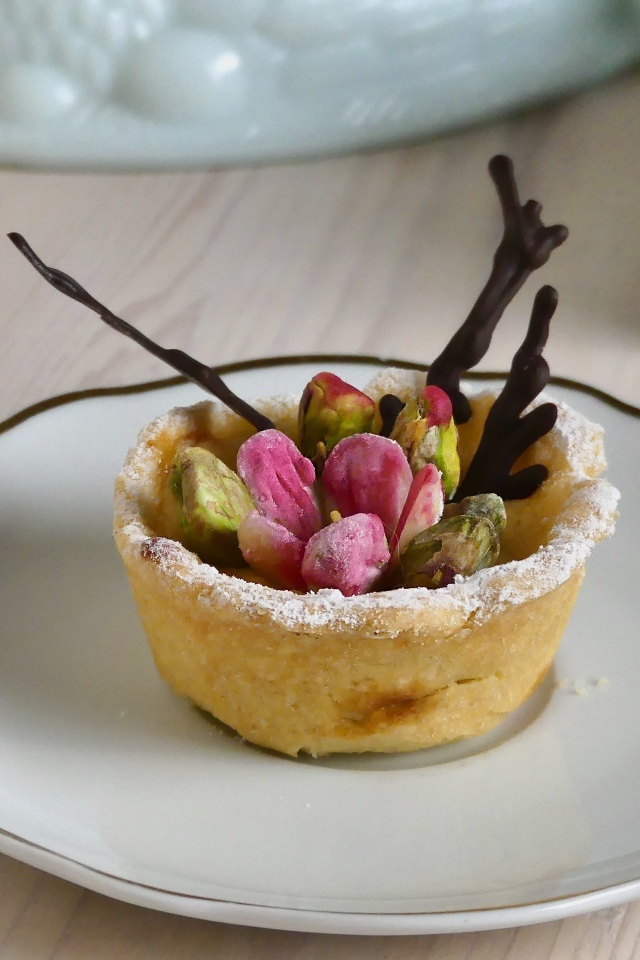 Кекс как произведение искусства на тарелке