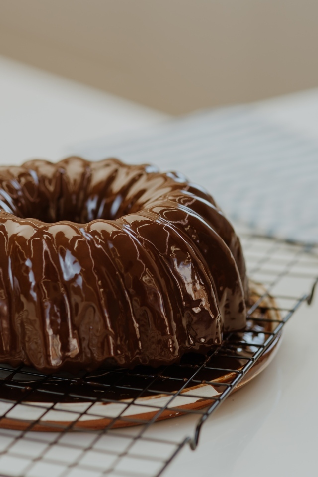 Кекс в шоколадной глазури на столе