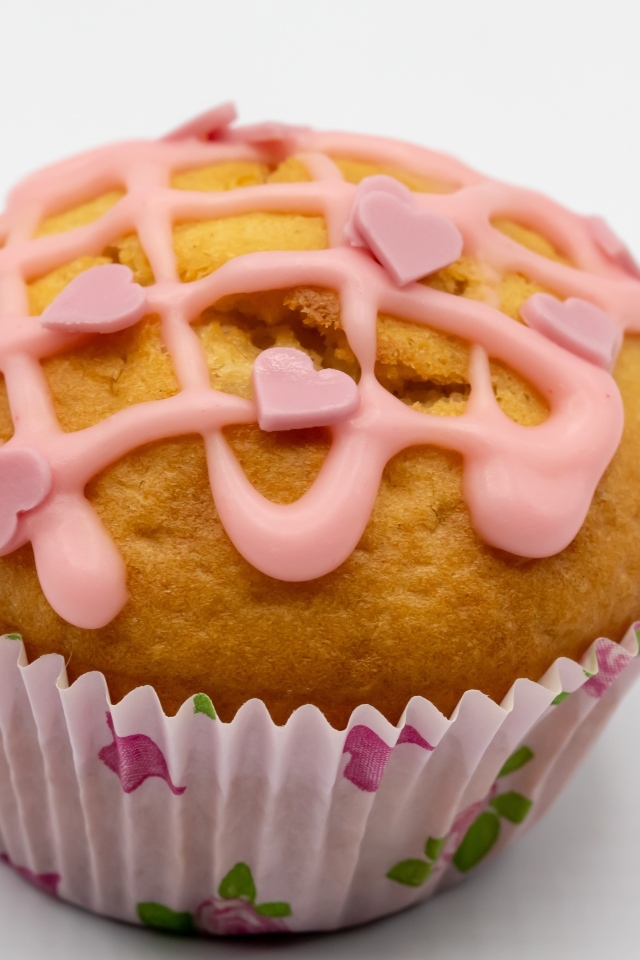 Кекс с клубничной глазурью на сером фоне