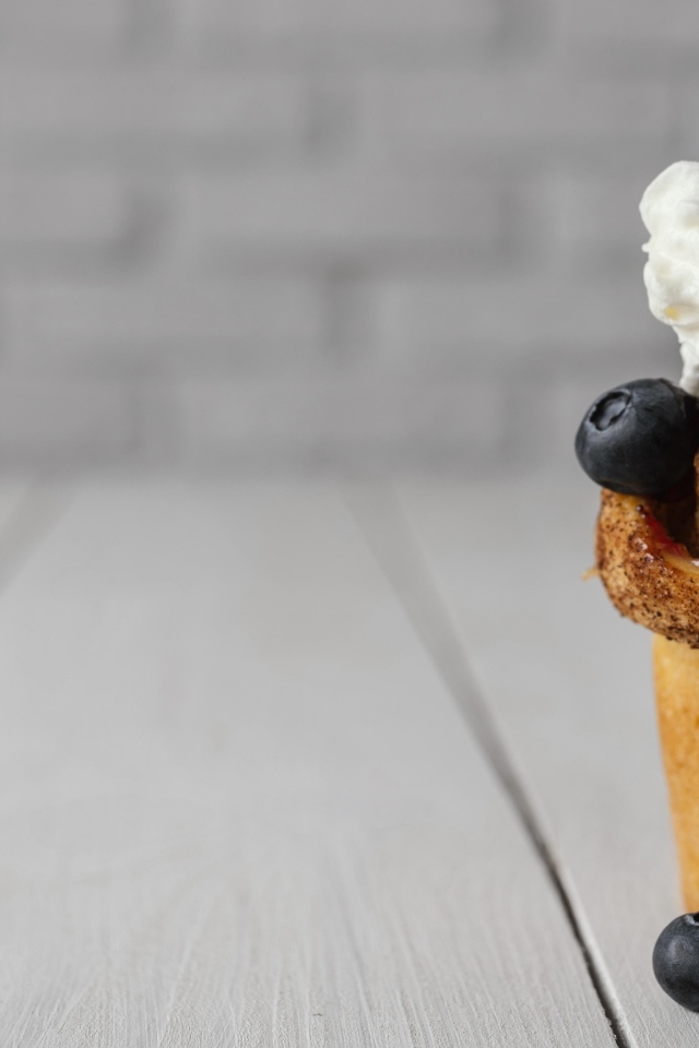 Кекс со взбитыми сливками и ягодами черники