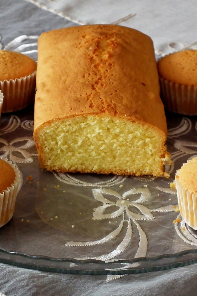 Кексы на стеклянной тарелке на столе