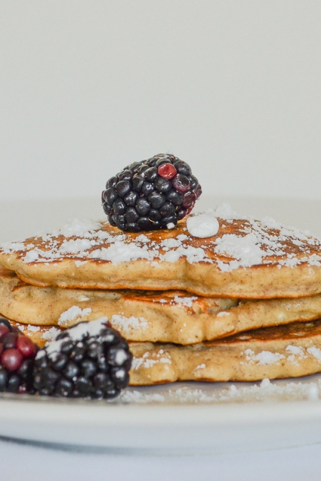 Капкейки с сахарной пудрой и ягодами черники