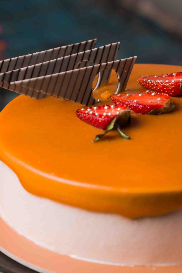 Аппетитный торт мусс с ягодами клубники