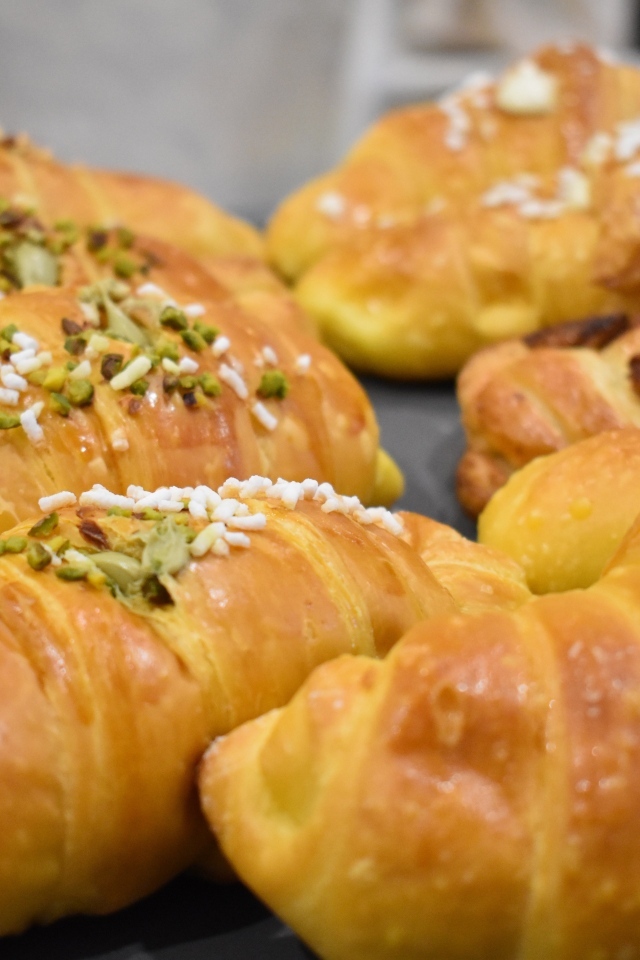 Вкусные сладкие круассаны на противне