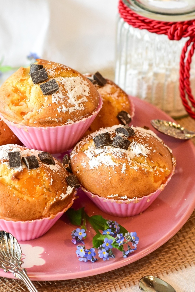 Вкусные сладкие свежие кексы на тарелке