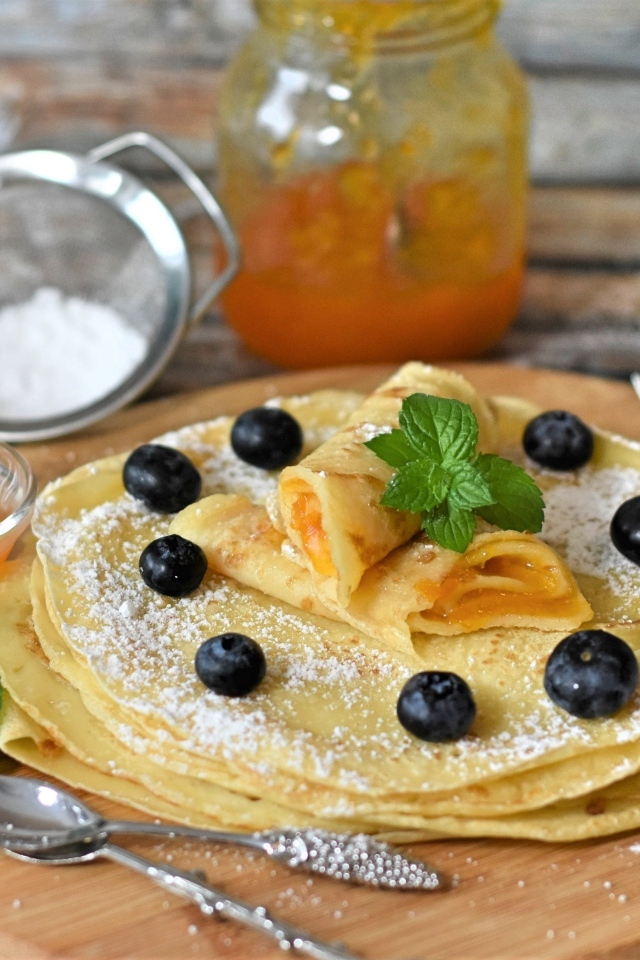 Вкусные сладкие блины с ягодами черники и сахарной пудрой