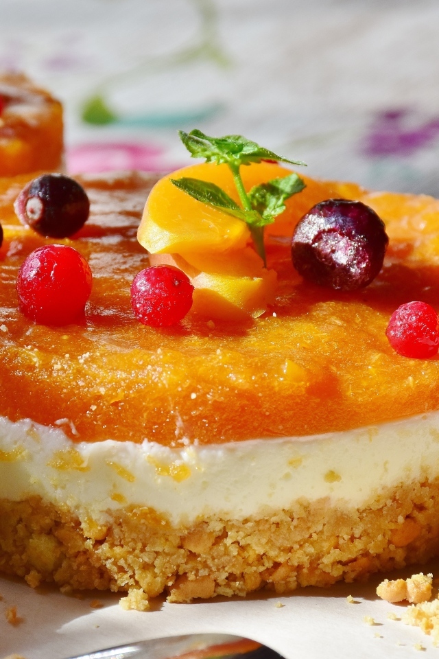 Десерт с творожным кремом и абрикосами