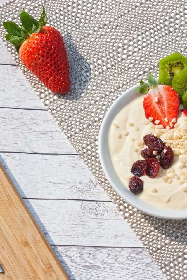 Десерт с киви, клубникой и сушеными ягодами