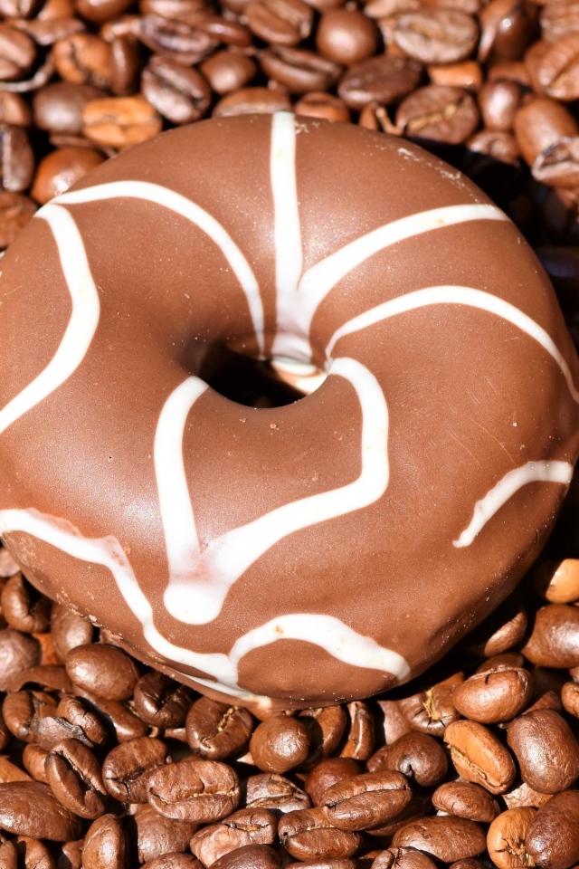 Донат с шоколадной глазурью и кофейными зернами