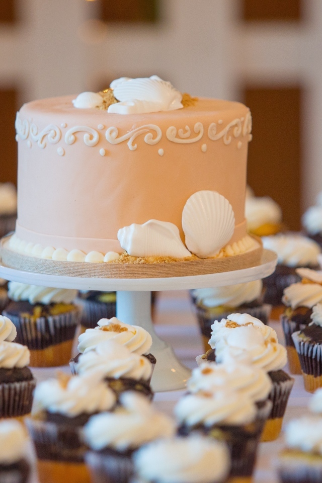 Праздничный торт с кексами на столе