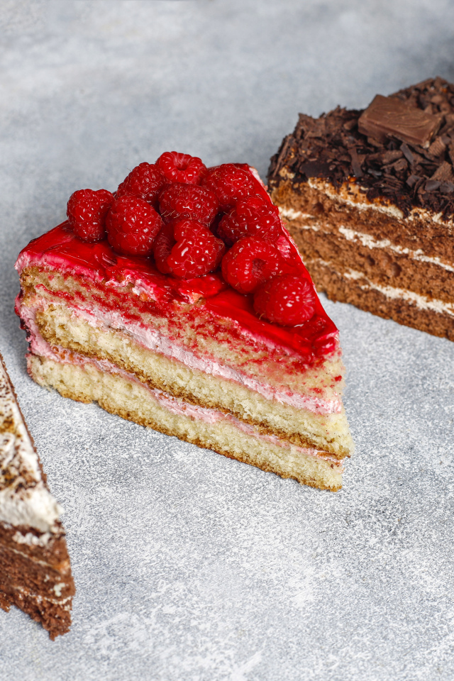 Четыре разных вкусных куска торта на столе