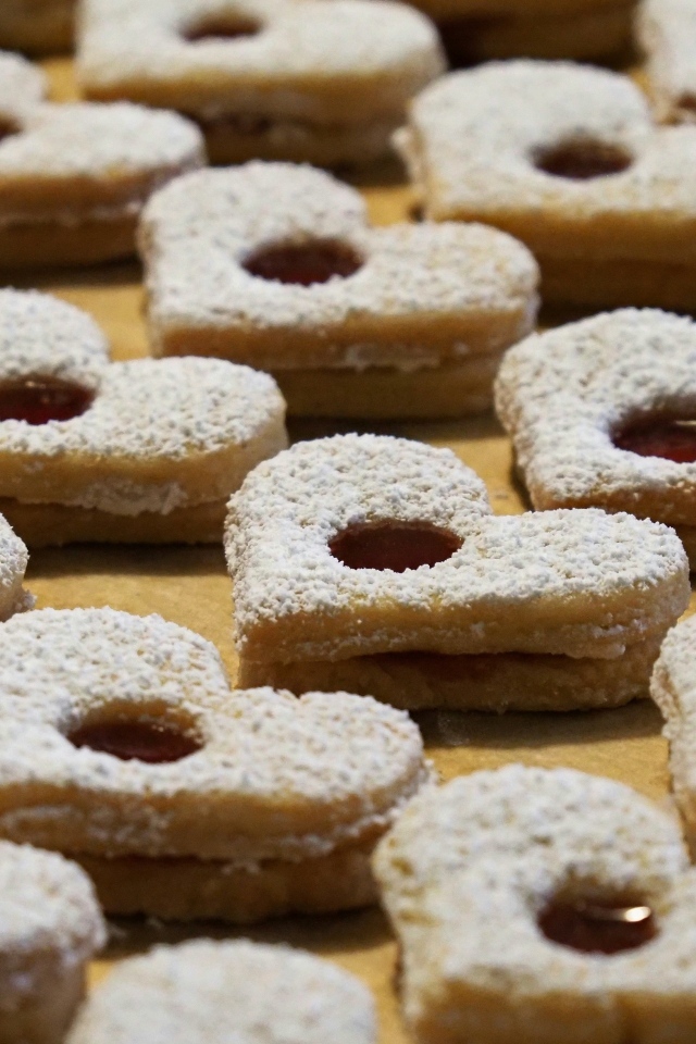 Печенье в форме сердца с сахарной пудрой и джемом