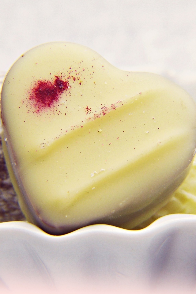 Конфета в форме сердца в белом шоколаде