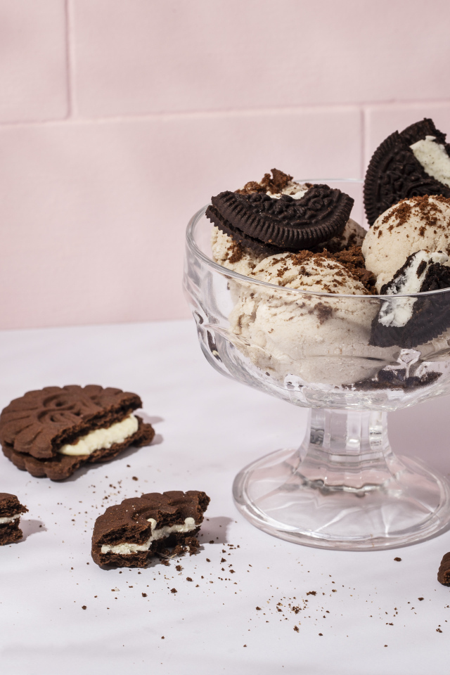 Шарики мороженого с печеньем на столе