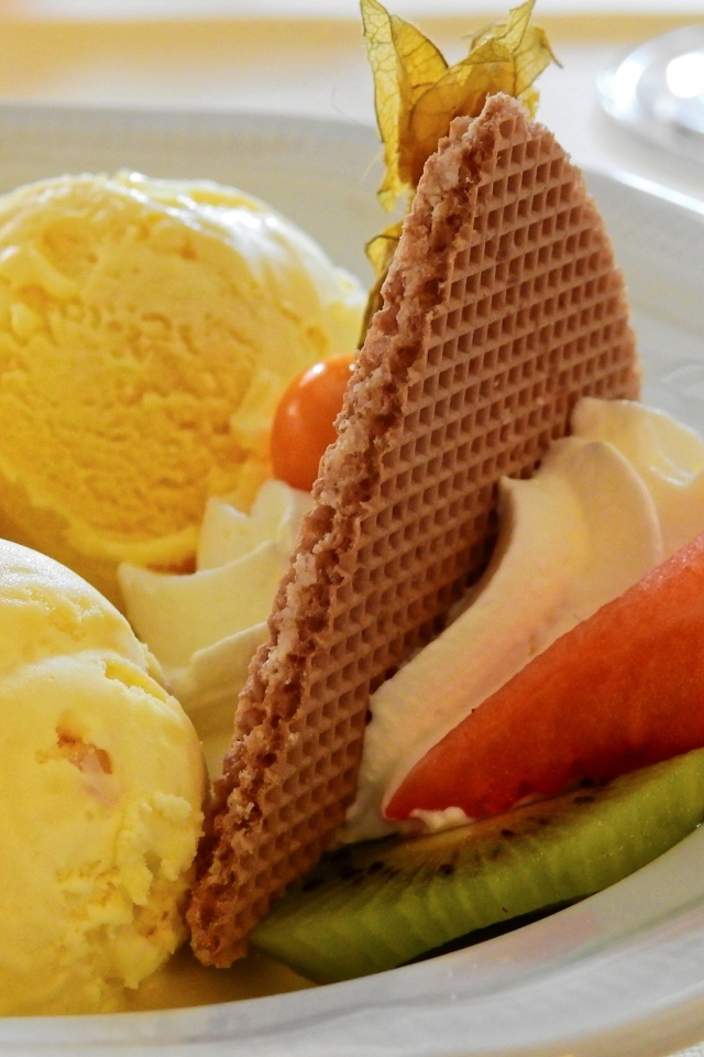 Шарики мороженого с вафлей в тарелке