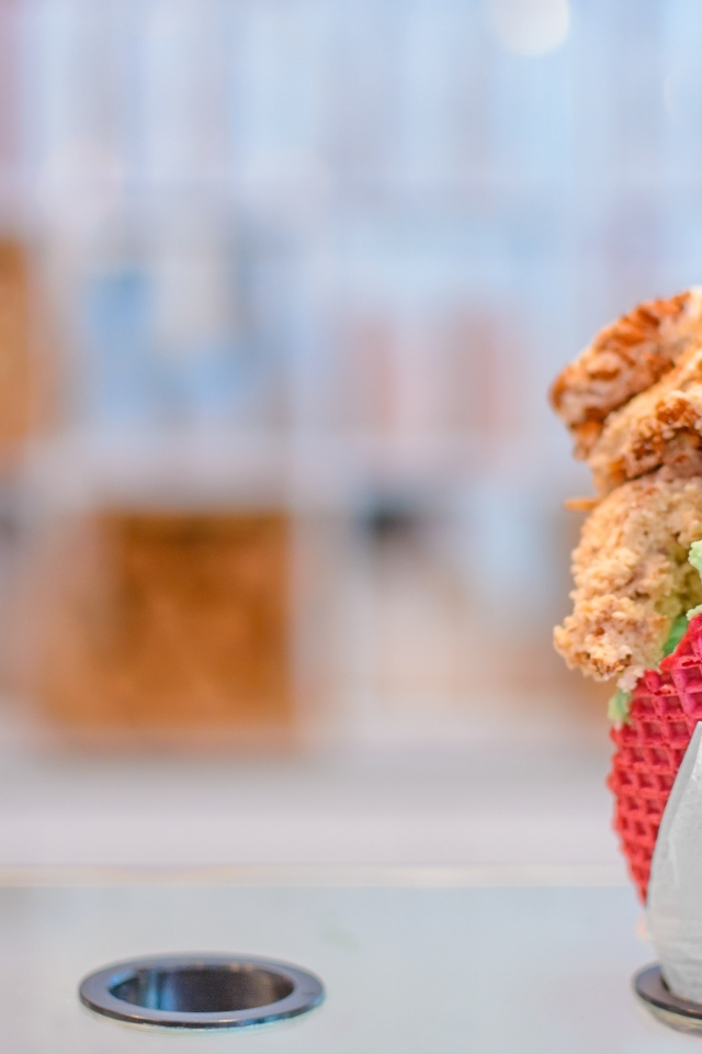 Мороженое с розовой вафле