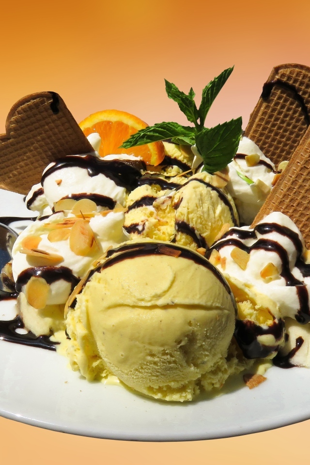 Мороженое с вафлями на большой круглой тарелке