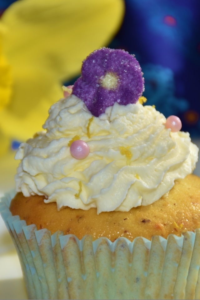 Маффин с белым кремом крупным планом
