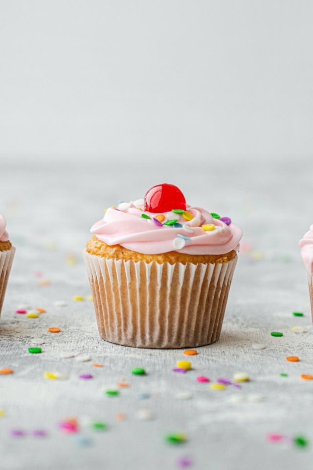 Маффины с кремом и вишней на столе