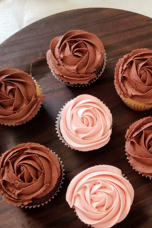 Маффины с розовым и шоколадным кремом