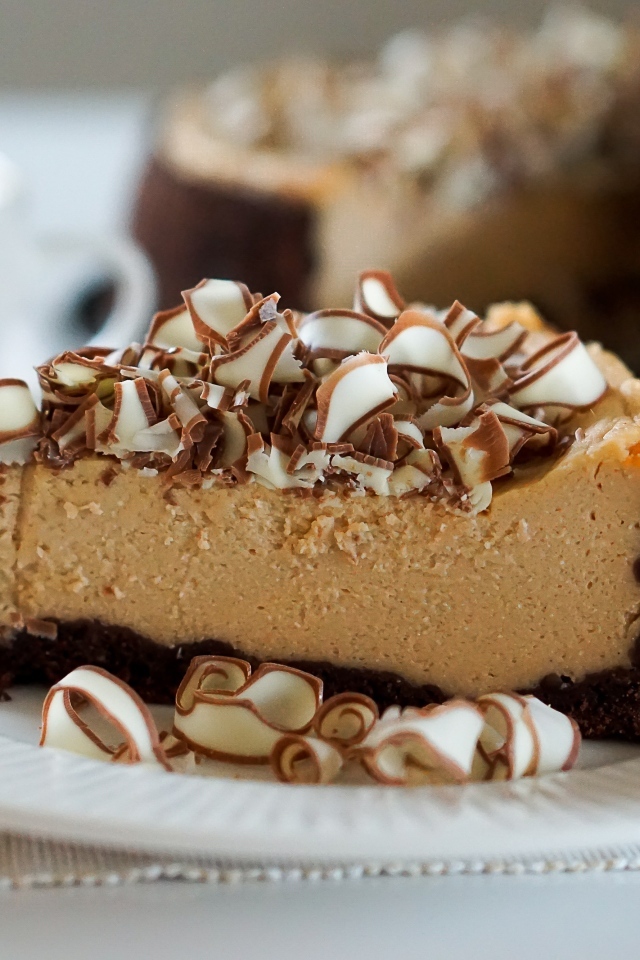 Кусок торта с шоколадной стружкой на белой тарелке