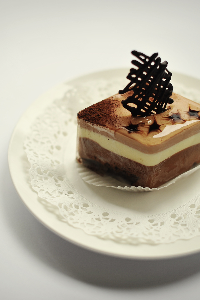 Кусок шоколадного десерта на белой салфетке