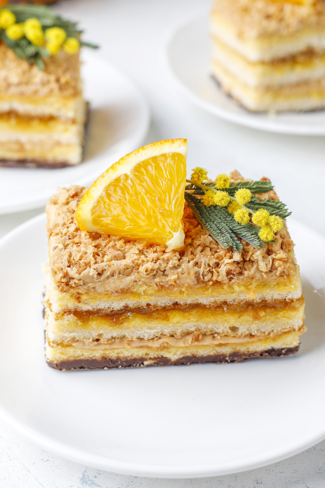 Кусок сладкого торта с кусочком лимона