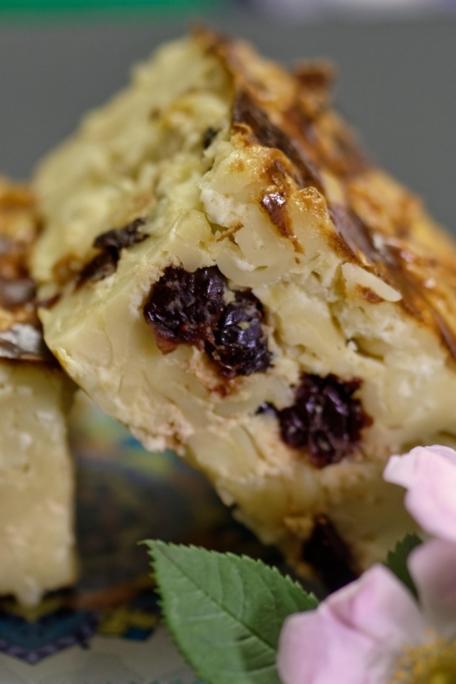 Кусочки запеканки с изюмом на столе